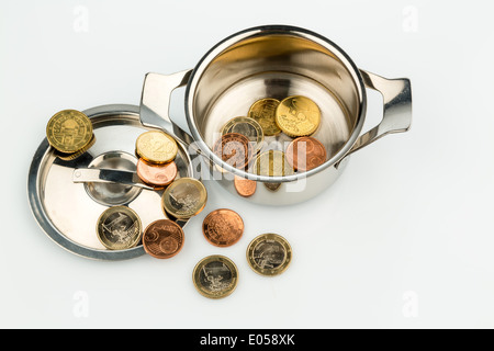 Una pentola con pochi eurocoins, foto simbolico per crediti nazionali e la crisi finanziaria, Ein Kochtopf mit wenigen Euromuenzen, Sym Foto Stock