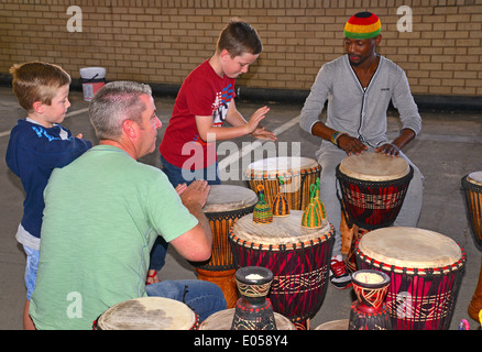 Riproduzione di tamburi africani mercato artigianale a Rosebank Shopping Centre, Rosebank, Johannesburg, provincia di Gauteng, Sud Africa Foto Stock