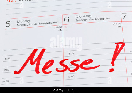 Un appuntamento viene messo giù in un calendario: Fiera, Ein Termin ist in einem Kalender eingetragen: Messe Foto Stock