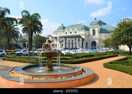 Giardino e la fontana, Imperatori Palace Hotel Casino Resort, Kempton Park, East Rand, provincia di Gauteng, Repubblica del Sud Africa Foto Stock