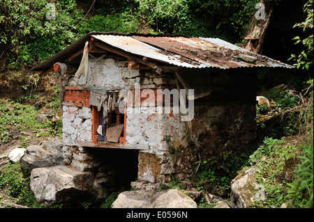 Piccolo edificio alloggiamento ruote della preghiera, Merak e Sakteng trek, Est Bhutan Foto Stock