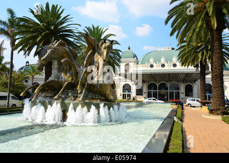'Il conquistatore' statua e fontana, Imperatori Palace Casino, Kempton Park, Ekurhulen, provincia di Gauteng, Repubblica del Sud Africa Foto Stock