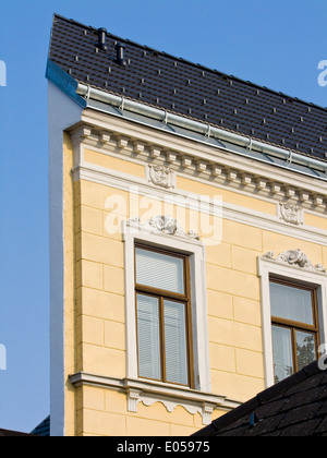 Molto strette casa di abitazione. Facciata di una casa ristrutturata., sehr schmales Wohnhaus. Fassade eines renovierten Hauses. Foto Stock