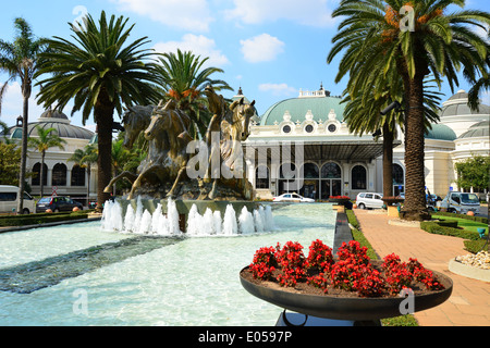 'Il conquistatore' statua e fontana, Imperatori Palace Casino, Kempton Park, East Rand, provincia di Gauteng, Repubblica del Sud Africa Foto Stock