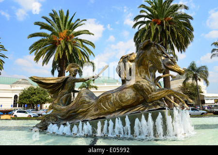 'Il conquistatore' statua e fontana, Imperatori Palace Casino, Kempton Park, East Rand, provincia di Gauteng, Repubblica del Sud Africa Foto Stock