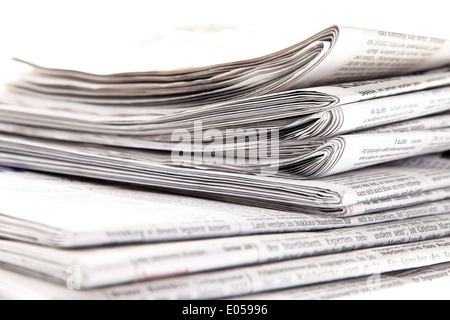 Vecchi giornali e riviste su una pila, Alte Zeitungen und Zeitschriften auf einem Stapel Foto Stock