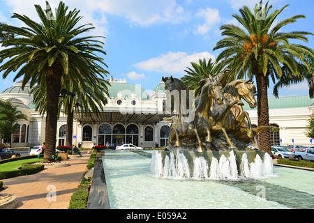 'Il conquistatore' statua e fontana, Imperatori Palace Casino, Kempton Park, East Rand, provincia di Gauteng, Repubblica del Sud Africa Foto Stock