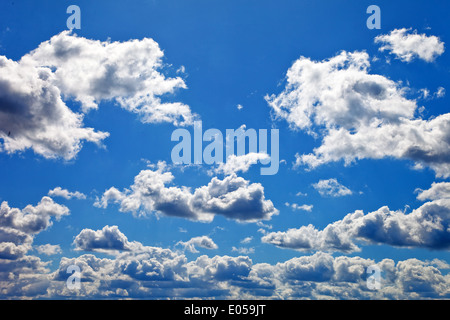 Bel cielo blu con nuvole bianche come sfondo, Schoener blauer Himmel mit weissen Wolken als Hintergrund Foto Stock