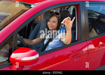 Giovane donna di nuove auto e un tasto, Junge Frau mit neuem Auto und Autoschluessel Foto Stock
