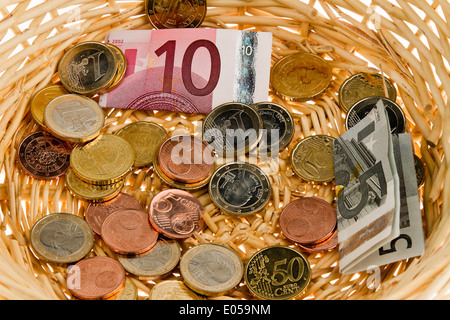 Donazione di un cestello di raccolta. Donazione in denaro con euro, Ein Spendenkorb fuer Sammlung. Geld Spende mit Euro Foto Stock