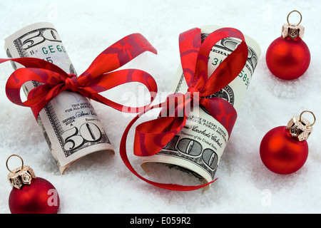 Dollaro di banconote con loop come un dono di denaro, Dollar Geldscheine mit Schleife als Geldgeschenk Foto Stock