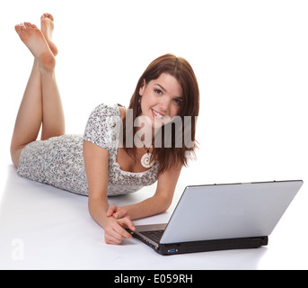 Giovane ragazza ride e lavora su un laptop, Junges Maedchen lacht und arbeitet un einem Laptop Foto Stock