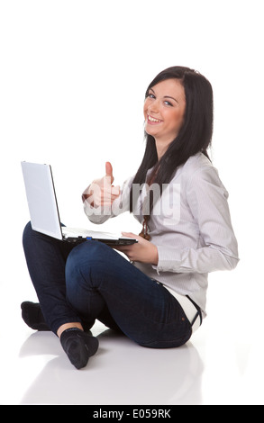 Giovane ragazza ride e lavora su un laptop, Junges Maedchen lacht und arbeitet un einem Laptop Foto Stock