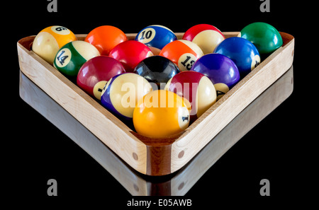 La piscina di palline in un rack pronto a spezzarsi Foto Stock