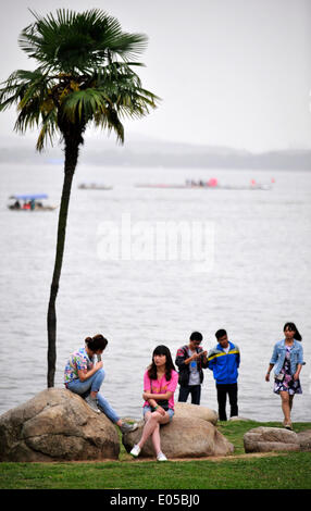 Wuhan, la Cina della provincia di Hubei. Il 2 maggio, 2014. Turisti visitano Donghu Park per trascorrere la loro giornata di lavoro vacanze a Wuhan, capitale della Cina centrale della provincia di Hubei, 2 maggio 2014. © Hao Tongqian/Xinhua/Alamy Live News Foto Stock