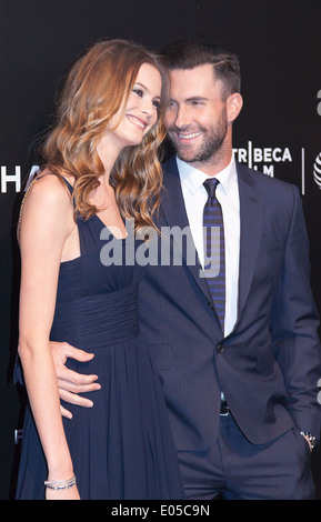 New York, NY, Stati Uniti d'America - 26 Aprile 2014: il cantante-cantautore Adam Levine e Behati Prinsloo frequentare la chiusura notturna al gala TFF Foto Stock