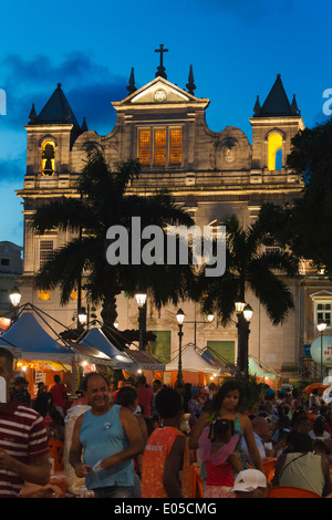 Sfilata di Carnevale a fronte della Cattedrale di Salvador, quartiere Pelourinho di notte, Salvador, Bahia, Brasile Foto Stock