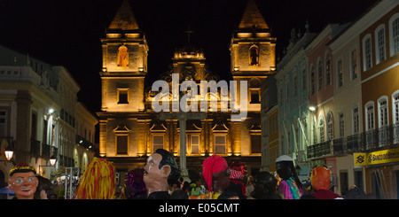 Sfilata di Carnevale a fronte di Sao Francisco nel quartiere Pelourinho, Salvador (Patrimonio Mondiale dell'UNESCO), Stato di Bahia, Brasile Foto Stock