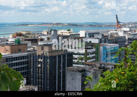 Edifici lungo l'oceano, Salvador (Patrimonio Mondiale dell'UNESCO), Stato di Bahia, Brasile Foto Stock