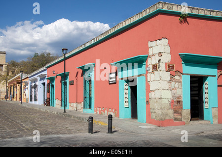 Edifici restaurati tranquilla pietra ciottoli street Calle 5 de Mayo città di Oaxaca Messico Foto Stock