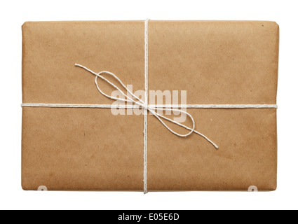 Carta marrone Parcel con sottili legata la corda o il pacchetto presente isolato su sfondo bianco. Foto Stock