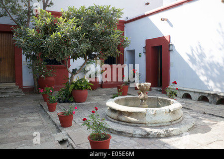 Cortile della Casa de Juarez dove Benito Juarez una volta visse città di Oaxaca Messico Foto Stock