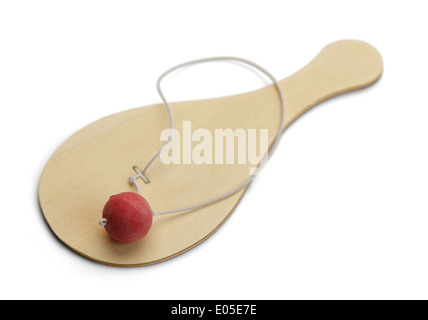 Red sfera in gomma su una stringa legata a spatola di legno isolato su sfondo bianco. Foto Stock