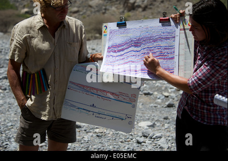 Corso di geologia in oman mountain Foto Stock