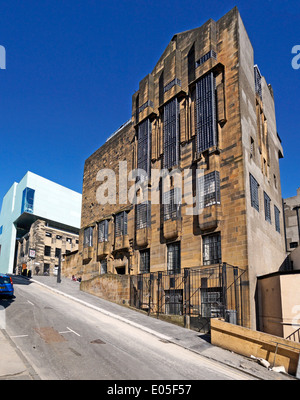 La Glasgow School of Art in Renfrew Street Glasgow Scozia visto da Scott Street con il nuovo edificio di Reid a sinistra. Foto Stock