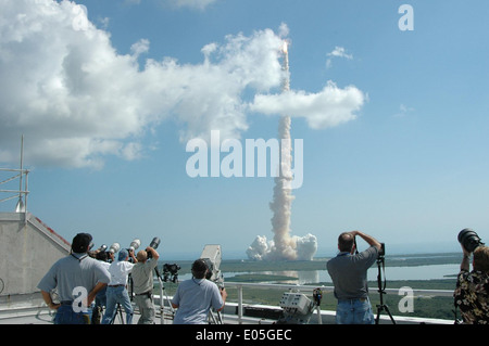 Lo Space Shuttle Discovery (OV-103) si preparò per la STS-114 presso il Vehicle Assembly Building del Kennedy Space Center, segnando il suo ritorno in volo dopo il disastro del Columbia. La missione includeva la preparazione dello shuttle, il coordinamento dell'equipaggio e la preparazione del lancio. Foto Stock
