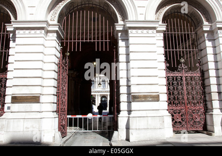 King Charles Street Foreign & Commonwealth cancelli in London SW1 - REGNO UNITO Foto Stock