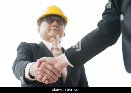 Senior architetti maschio con hardhat agitando a mano. Foto Stock