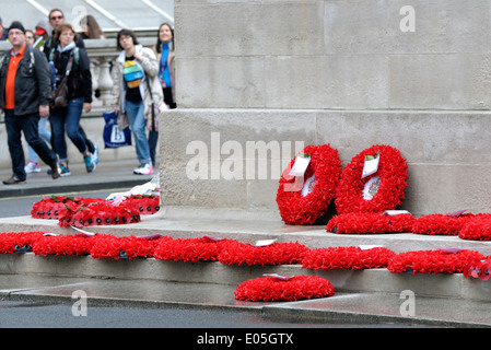 Londra, Inghilterra, Regno Unito. Ghirlande di cui alla base del cenotafio in Whitehall - dopo Anzac Day 2014 Foto Stock