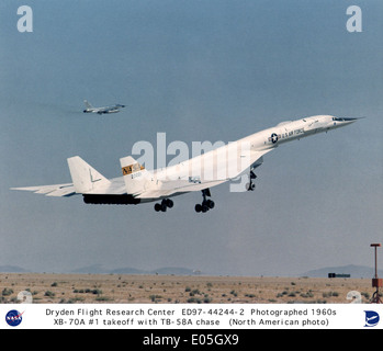 XB-70A #1 il decollo con TB-58A inseguire gli aeromobili Foto Stock