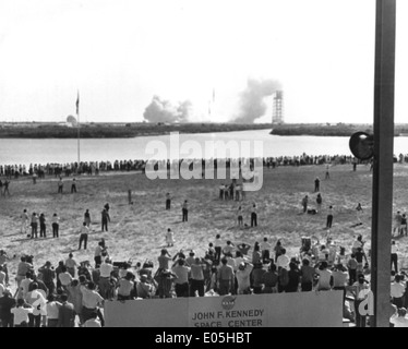 Migliaia di Giornalisti Guarda Apollo 11 Sollevare Foto Stock