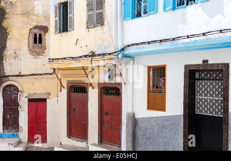 Parete colorata frammento nella vecchia Medina, la parte storica di Tangeri, Marocco Foto Stock