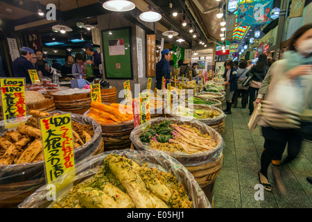 Alimenti freschi all'interno di stallo Nishiki mercato alimentare, Kyoto, Giappone Foto Stock