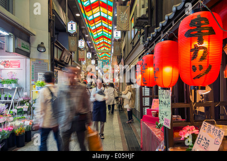 Nishiki mercato alimentare, Kyoto, Giappone Foto Stock