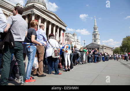 Persone di votare per il Sud Africana di elezione in attesa nelle code su Trafalgar Square in Sud Africa House 30 Aprile 2014 - London REGNO UNITO Foto Stock