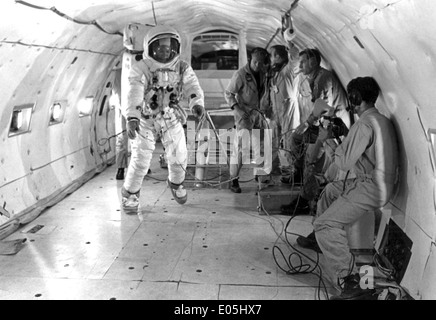 Apollo 11 astronauta Edwin Aldrin si prepara per condizioni di assenza di peso Foto Stock