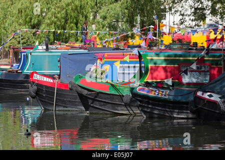 Londra, Regno Unito. Il 3 maggio 2014. La tradizionale cavalcata Canalway festival organizzato da le vie navigabili interne, Associazione IWA avviene tramite il giorno di maggio Week-end di vacanza a Little Venice, Paddington, Londra. Circa 120 decorato in maniera colorata narrowboats prendere parte a questo festival. Credito: Nick Savage/Alamy Live News Foto Stock