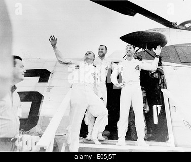 Sventolando Apollo 8 astronauti lasciando elicottero di recupero Foto Stock