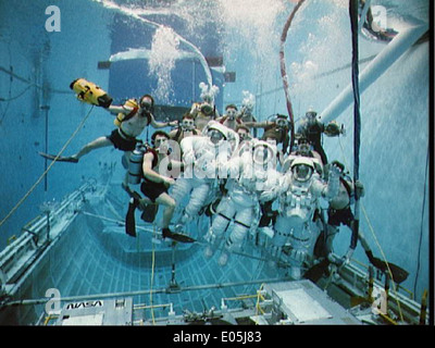 STS-49 INTELSAT VI-R WETF esercizio con gli astronauti Musgrave, Clifford, Voss Foto Stock