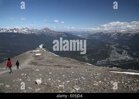 Vista di Jasper da Whistlers Mountain guardando indietro al tram Stazione superiore Foto Stock