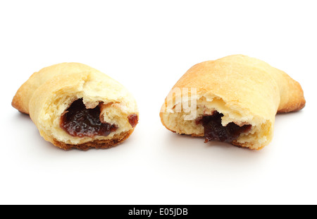 Vista dettagliata del fresco e brioches dolci con confettura di prugne isolati su sfondo bianco Foto Stock