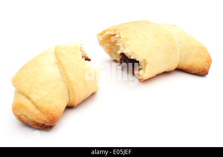 Vista dettagliata del fresco e brioches dolci con confettura di prugne isolati su sfondo bianco Foto Stock