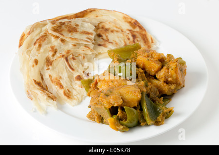 , Aloo capsicum, patate e peperoni curry vegetariano, servita con paratha fried flatbread nel modo tradizionale. Foto Stock