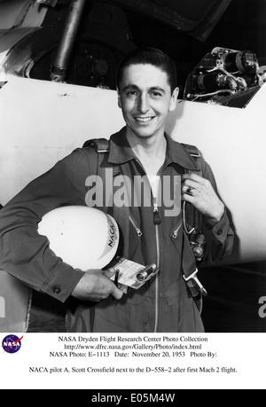 Il pilota NACA Albert Scott Crossfield si trova accanto al D-558-2 dopo aver completato il suo primo volo Mach 2 nel 1953. Il volo segnò un significativo risultato nel campo dell'aeronautica e dei test di velocità per la NASA e l'industria aeronautica. Foto Stock