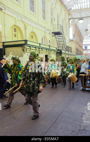 Bristol, Regno Unito. Il 3 maggio 2014. Morris uomini parade attraverso St Nicholas del mercato del credito: Rob Hawkins/Alamy Live News Foto Stock