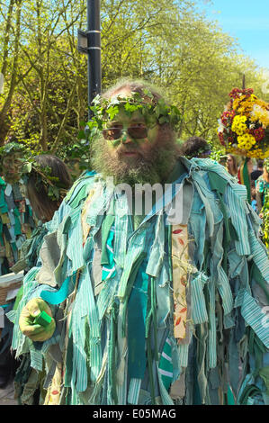 Bristol, Regno Unito. Il 3 maggio 2014. barbuto uomo verde parader daubs passanti con verde vernice faccia Credito: Rob Hawkins/Alamy Live News Foto Stock